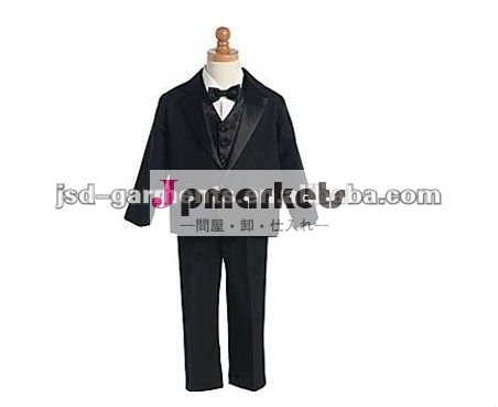 白いワイシャツおよび黒いBowtiesのスーツに洗礼を施している男の子問屋・仕入れ・卸・卸売り