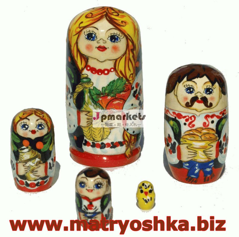 マトリョーシカバブーシュカ家族のスタイルのロシアの入れ子人形,手作り,母,父,娘,息子と鶏肉問屋・仕入れ・卸・卸売り