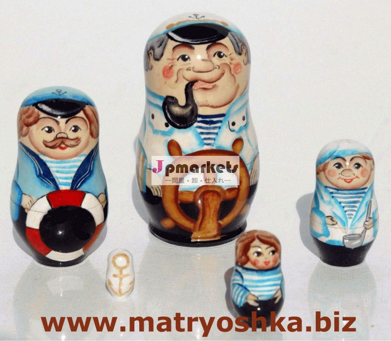 海の海軍の男は,木製の人形の販売を積み重ねる5台のマトリョーシカロシアの入れ子を設定する問屋・仕入れ・卸・卸売り