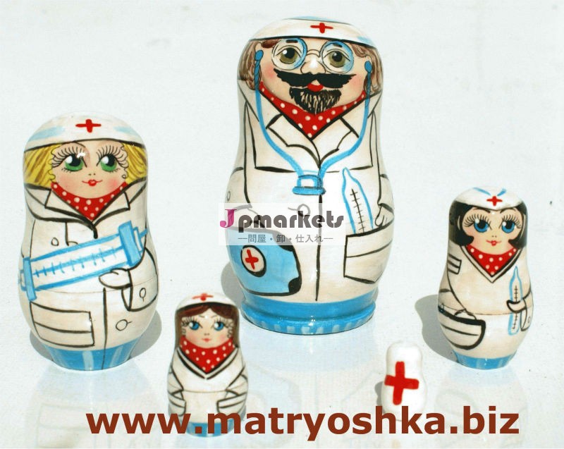 木製の手の木彫りの人形の手を重ねドクターマトリョーシカバブーシュカロシアの入れ子は,医療のスタイルで描かれ問屋・仕入れ・卸・卸売り