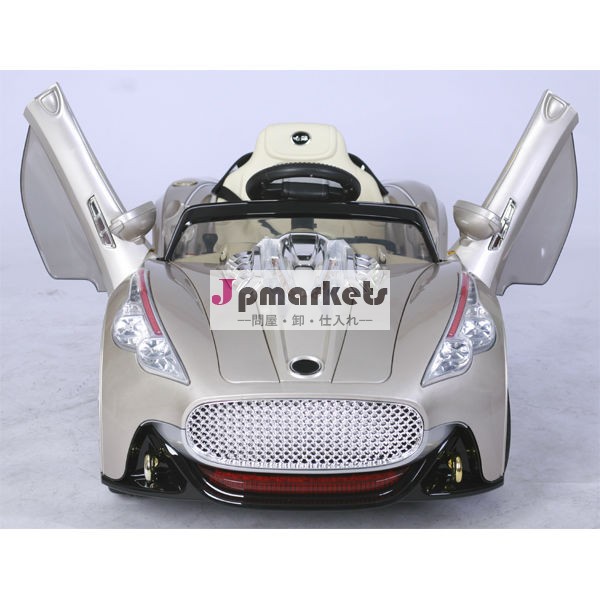 新しいクールなモデル12vに乗って車の扉を開いて問屋・仕入れ・卸・卸売り