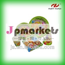 使い捨ての皿をセットを見ている問屋・仕入れ・卸・卸売り