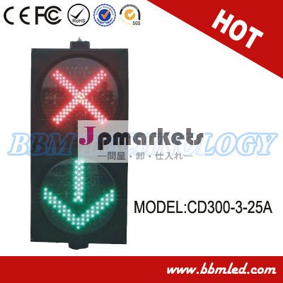 赤い十字緑の矢印は交通信号のライトが問屋・仕入れ・卸・卸売り