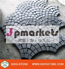 黒い玄武岩敷石メッシュ上に問屋・仕入れ・卸・卸売り