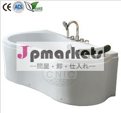 シャワー付き浴槽の中を歩く問屋・仕入れ・卸・卸売り