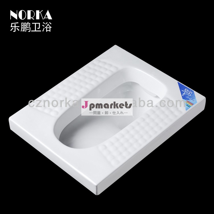 の床に立ってトイレトイレ、 安い販売のセラミックトイレ問屋・仕入れ・卸・卸売り