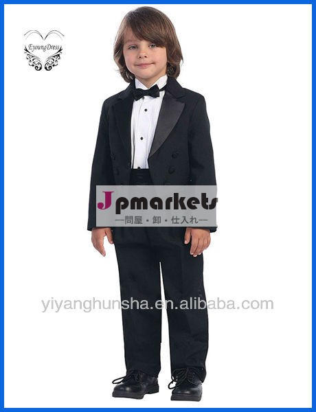 男の子はCummerbundおよびBowtieラップアラウンドの様式7672と4部分のタキシード置いた問屋・仕入れ・卸・卸売り