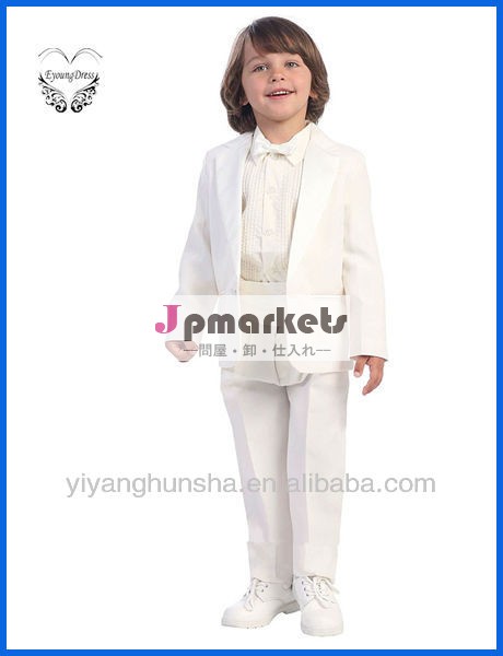 男の子はサテンのCummerbundおよびBowtieクリップ式の様式7530と4部分のタキシード置いた問屋・仕入れ・卸・卸売り