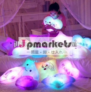 は、 枕を導いた/アップ画像/カラフルなキラキラ輝く光の枕を導いた問屋・仕入れ・卸・卸売り