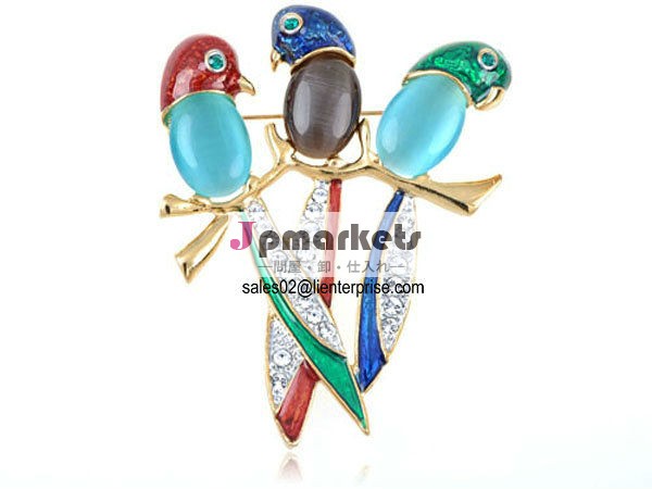 Crystal Elements Perched Trio of Colorful Parakeets Bird Pin Brooch(B1253)問屋・仕入れ・卸・卸売り