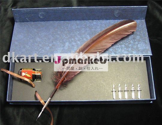 下記のものを含んでいるDK11631すくいのペンセット: 1つのPCの羽のペンのハンドルの長さ: 33cmの1びんインク20ccの6 PCペン先、ギフト用の箱のパッキング問屋・仕入れ・卸・卸売り
