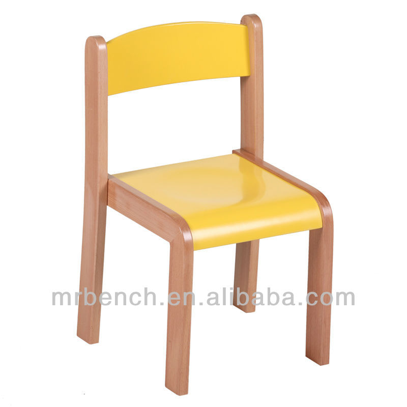 黄色の子供が椅子に座って木製問屋・仕入れ・卸・卸売り