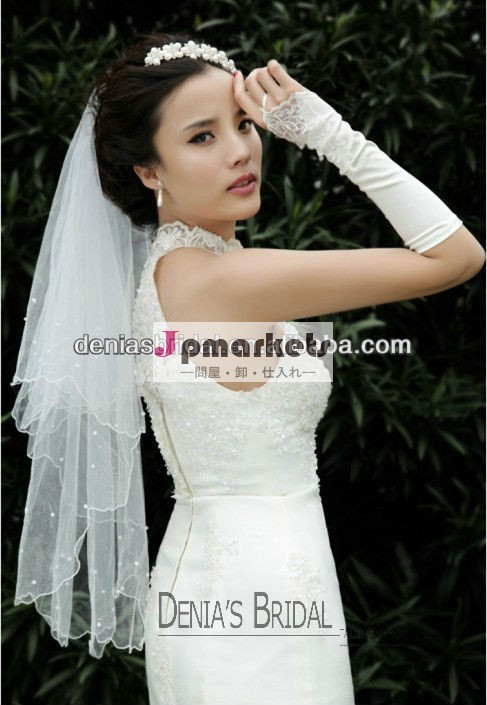 最も最近の顧客用優雅な白いですか象牙は2つの層のリボン花嫁のベールと結婚する情報通の長さによって玉を付けられたテュルを整えた問屋・仕入れ・卸・卸売り