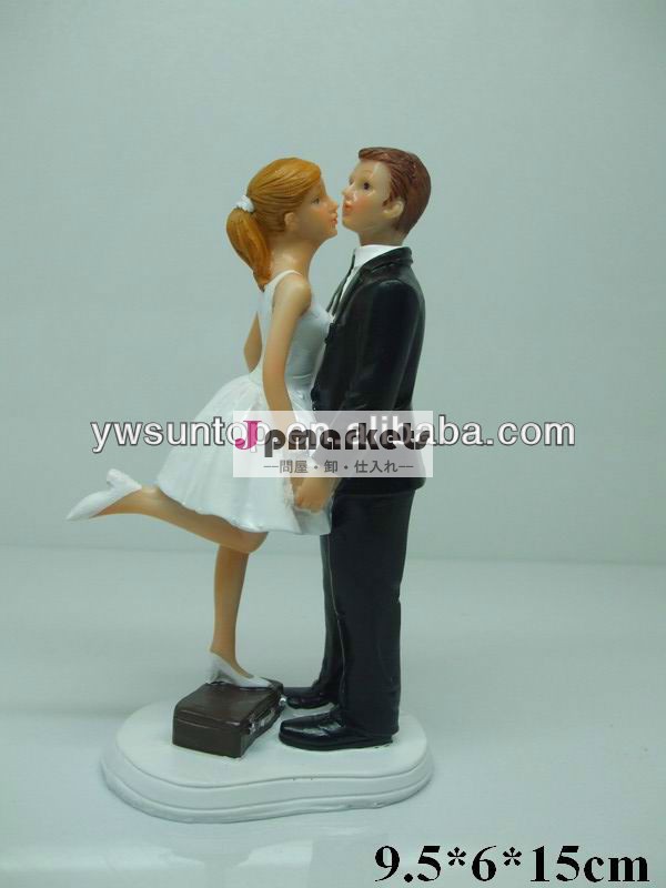 ロマンチックなキスのカップルの置物樹脂用ウエディングケーキトッパー問屋・仕入れ・卸・卸売り