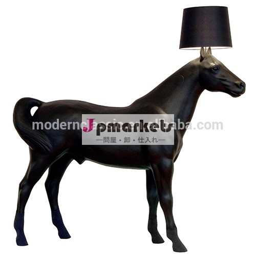 高quaityガラス繊維の馬ランプ、 彫刻ランプ、 h2400mm/h1800mm光白や薄い黒の色を供給問屋・仕入れ・卸・卸売り