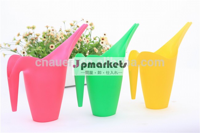 卸売工場出荷時の価格としてプラスチック製の給水バルブ、 小さなジョーロに水が問屋・仕入れ・卸・卸売り