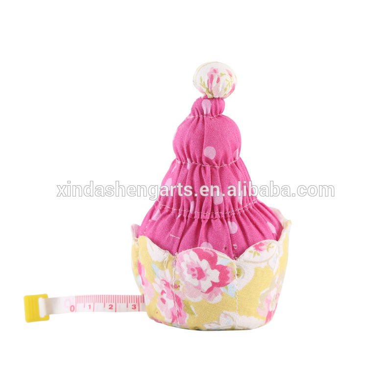 ケーキの形の手工芸品neovivaピンクッションピンクと黄色のドットの花巻尺を持つピンクッション-織物と織物工芸問屋・仕入れ・卸・卸売り