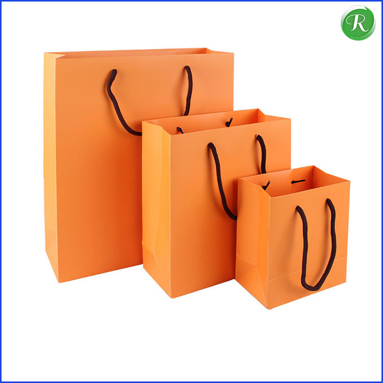 オレンジ色の印刷ソリッドカラーのギフトの紙袋を持つマシンカスタムロゴのプリント-包装袋問屋・仕入れ・卸・卸売り