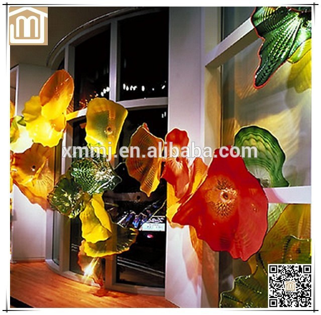 近代的な装飾的な手吹き大輪の花のデザインのガラス板-民芸品問屋・仕入れ・卸・卸売り