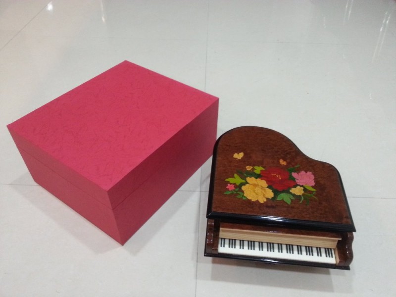 中国のサプライヤーのピアノの形をした美しい手作りの木製の音楽の宝石箱-オルゴール問屋・仕入れ・卸・卸売り