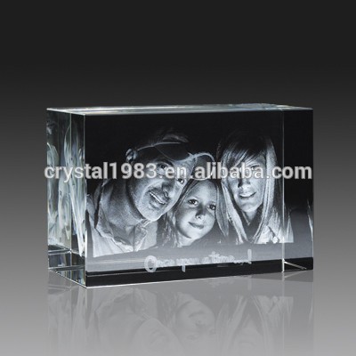 クリア3d彫刻k9ガラススクエアファミリーフォトフレームレーザーエッチングされたクリスタルブロック-クリスタル製品問屋・仕入れ・卸・卸売り