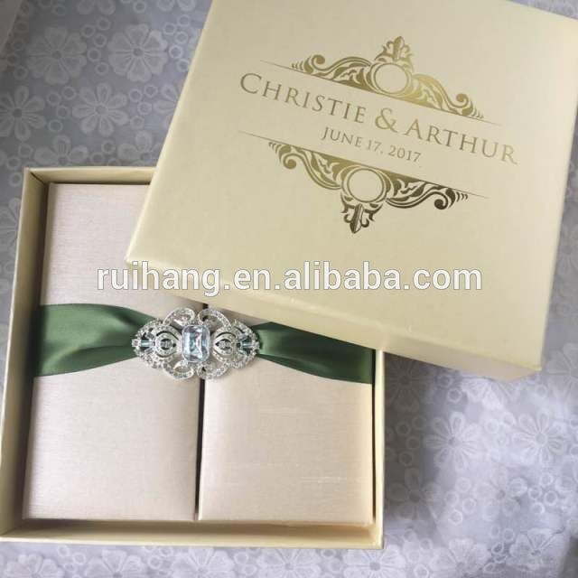 豪華なベージュシルクフォリオ花挿入結婚式招待状でグリーンリボン&ブローチ-造花問屋・仕入れ・卸・卸売り