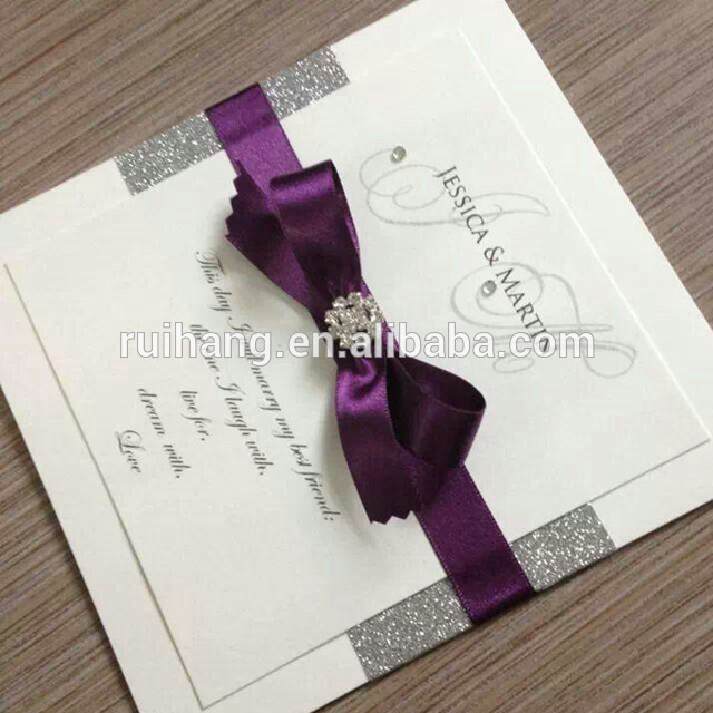 エレガントな白グリッター結婚式招待状で紫リボン&クリスタルブローチ-造花問屋・仕入れ・卸・卸売り