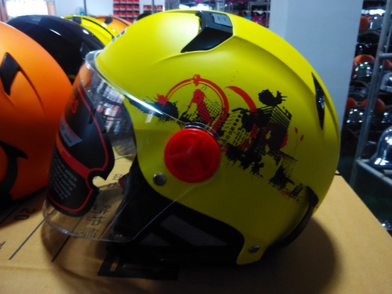 uv硬化型グラフィック赤ハーフフェイスヘルメットスケートボードヘルメット光沢-ヘルメット問屋・仕入れ・卸・卸売り