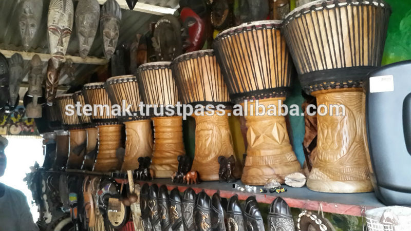 従来のアフリカのDjembeはドラムをたたく-ドラム問屋・仕入れ・卸・卸売り