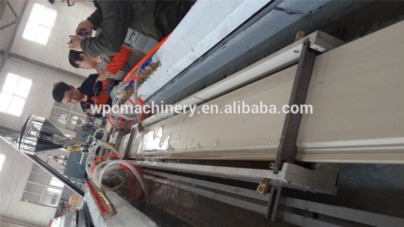 から作られた再生木材とプラスチック--- 木材プラスチックwpcプロファイルの押出機-プラスチック押出機問屋・仕入れ・卸・卸売り