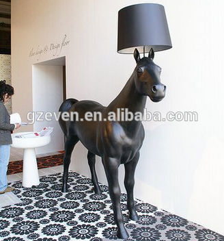 大きな黒い樹脂成型/白い馬の創造的なフロアランプヘッドライト人格ロビー大ホールのランタン装飾的な照明-フロアスタンド問屋・仕入れ・卸・卸売り