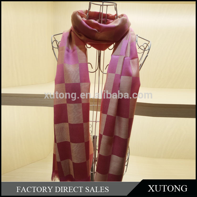 工場卸売新しいファッション暖かいxutong女性タイ- 染色印刷正方形のパターン無地のロング安い女性のファッショナブルなスカーフ-シルクスカーフ問屋・仕入れ・卸・卸売り