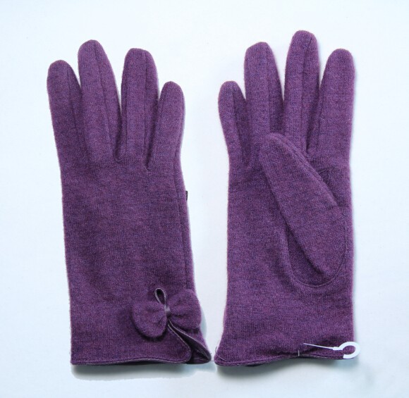 女性の方法は毛織の手袋を編んだ-ウール手袋、ミトン問屋・仕入れ・卸・卸売り
