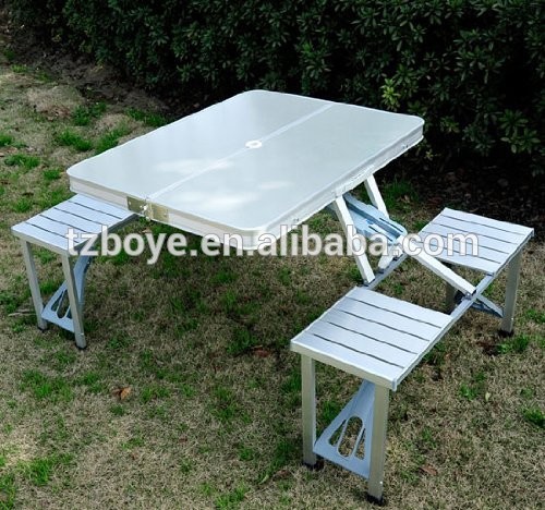 アルミキャンプのテーブル椅子が置かれた屋外での使用に/屋外テーブル-折り畳み式テーブル問屋・仕入れ・卸・卸売り