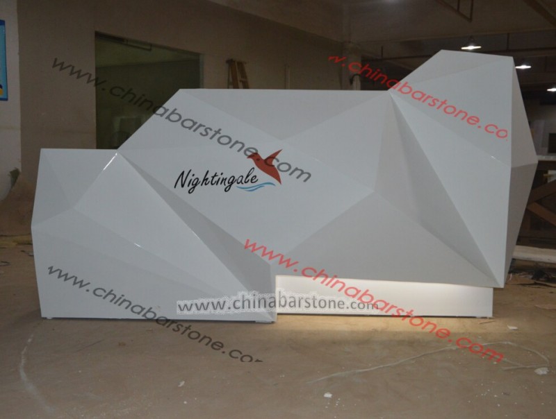 多角形のレセプションデスクと白いアクリル固体表面-受付用デスク問屋・仕入れ・卸・卸売り