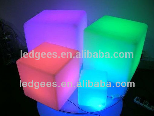 エポキシ樹脂60cmピューマのプラスチック多彩な導かれた立方体のテーブル-プラスチックテーブル問屋・仕入れ・卸・卸売り