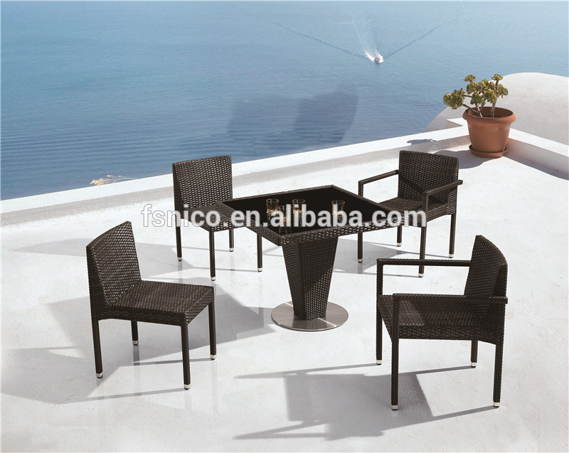 屋外の籐家具のテーブルと椅子-ガーデンセット問屋・仕入れ・卸・卸売り