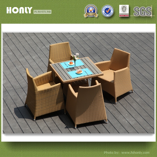 モダンなレストランのテーブルの籐のテーブルと椅子は、 屋外セット-プラスチックテーブル問屋・仕入れ・卸・卸売り