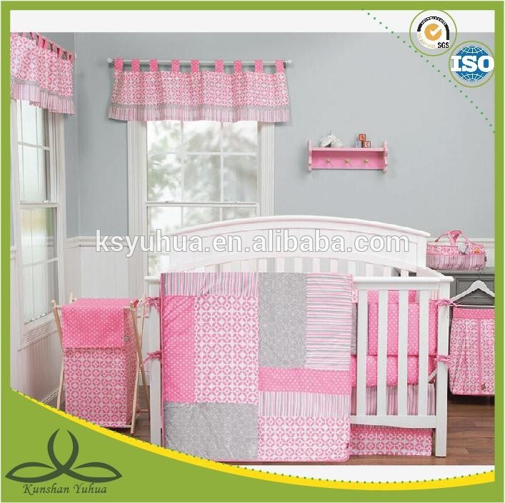 女の赤ちゃんのベビーベッドピンクグレーモダンで現代的な幾何学的な保育園キルトの寝具セット-寝具セット問屋・仕入れ・卸・卸売り