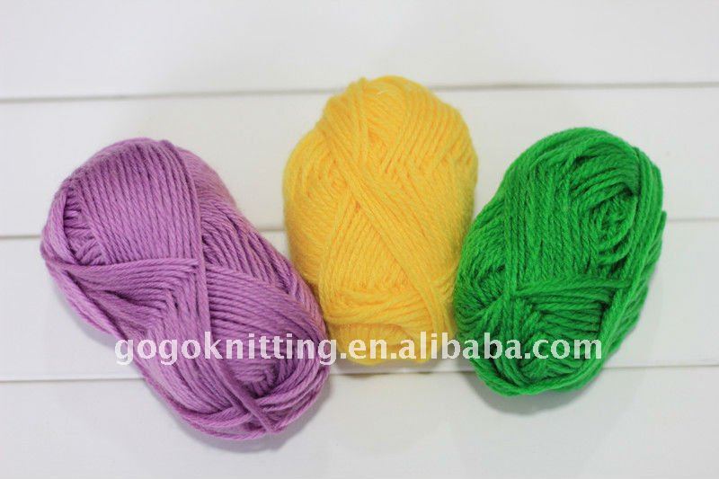 アクリルヤーンを編む手-手編み糸問屋・仕入れ・卸・卸売り
