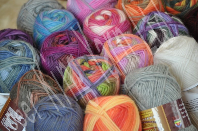 手編みウール糸、 スペース染めムーティ- 色に黒い色のボール-手編み糸問屋・仕入れ・卸・卸売り