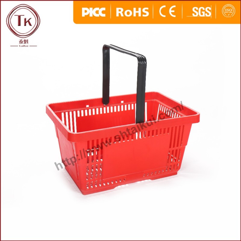赤いプラスチック製の買い物かごを運ぶ-ショッピングバスケット問屋・仕入れ・卸・卸売り