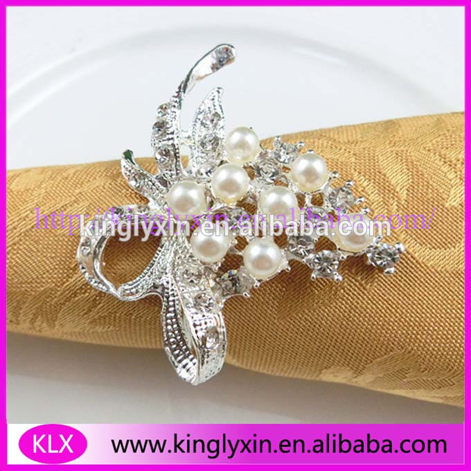 安く! ブドウの形の真珠とラインストーンのナプキンリング結婚式のための-ナプキンリング問屋・仕入れ・卸・卸売り